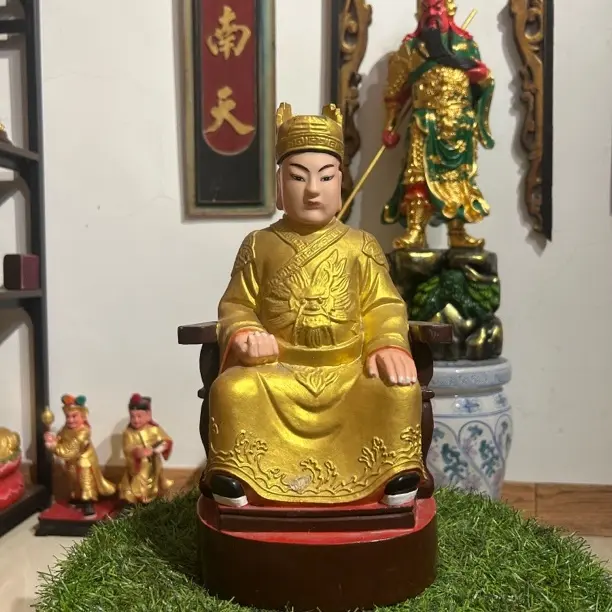 90年代华光大帝木造像。工艺精湛。底部带防腐灰。