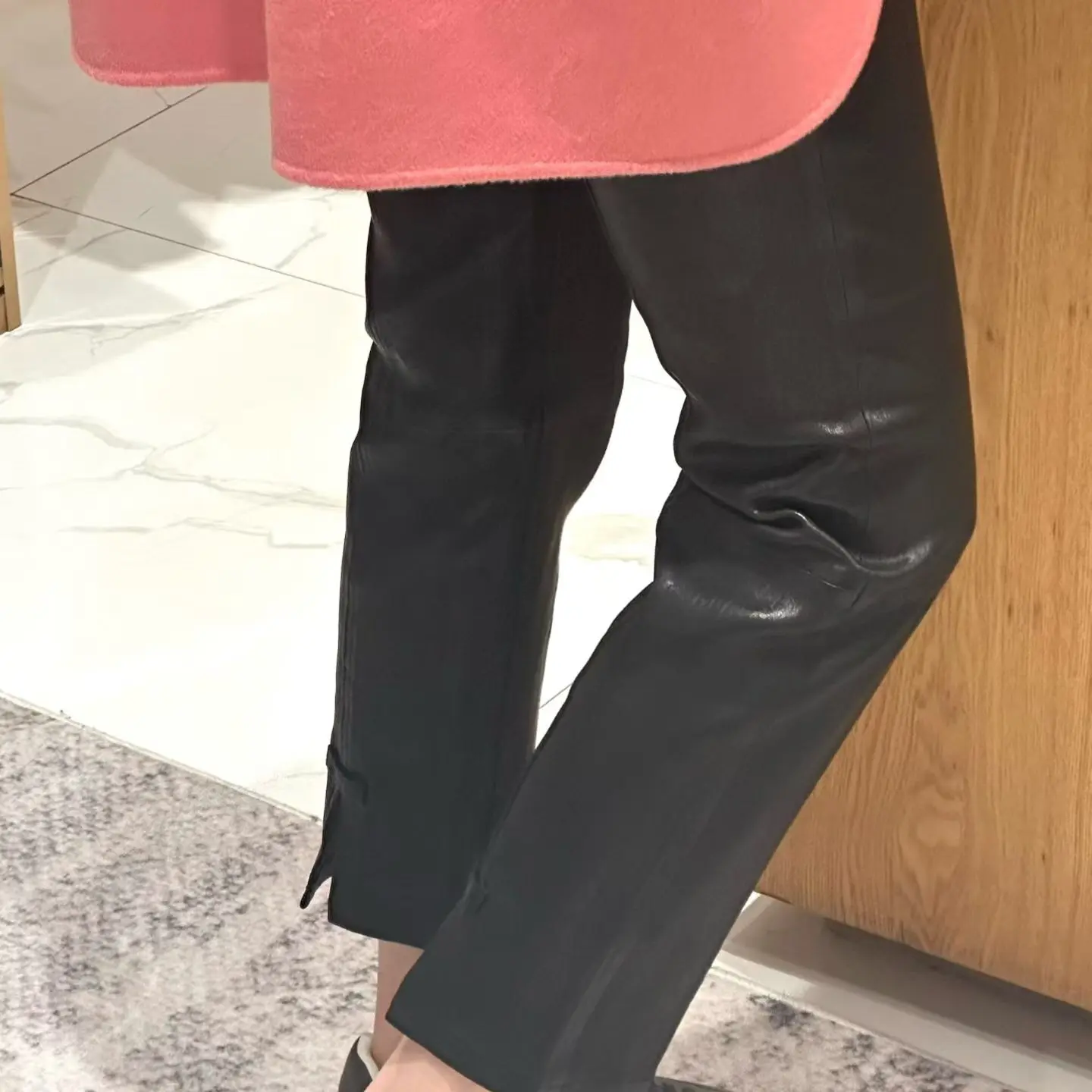 依柏杉新款后开叉皮裤