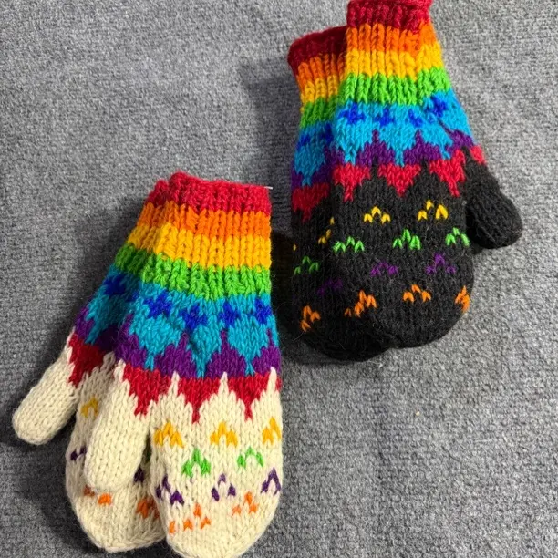 秋冬手工加厚绣花可爱全包百搭连指加绒防寒羊毛手套