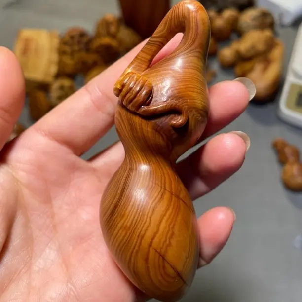 崖柏精雕陈化料手雕葫芦手把件，可随身盘玩