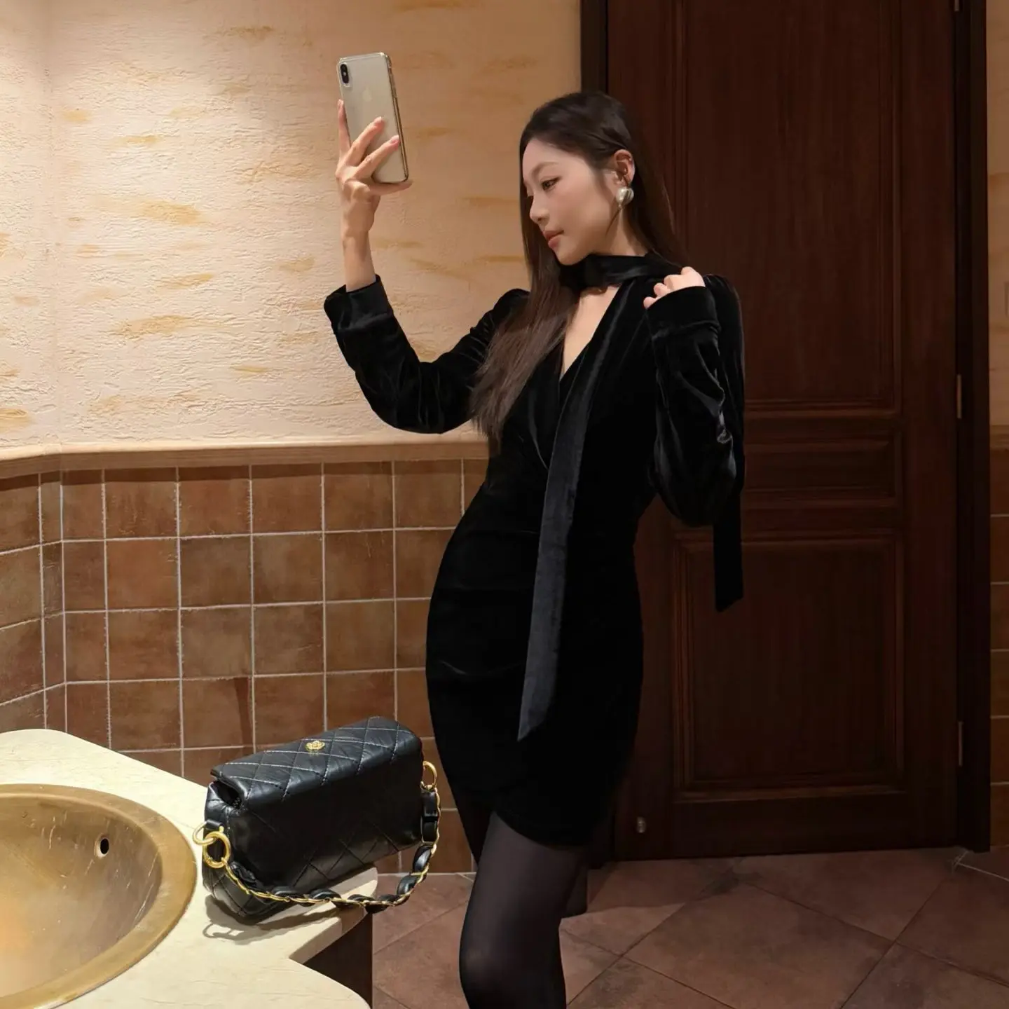 11203秋冬法式V领加绒收腰显瘦包臀短裙气质复古抽褶连衣裙