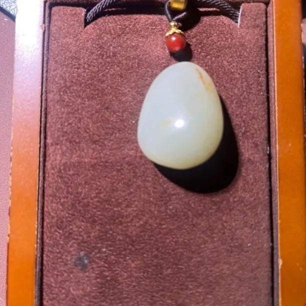 精品新疆和田玉随形吊坠