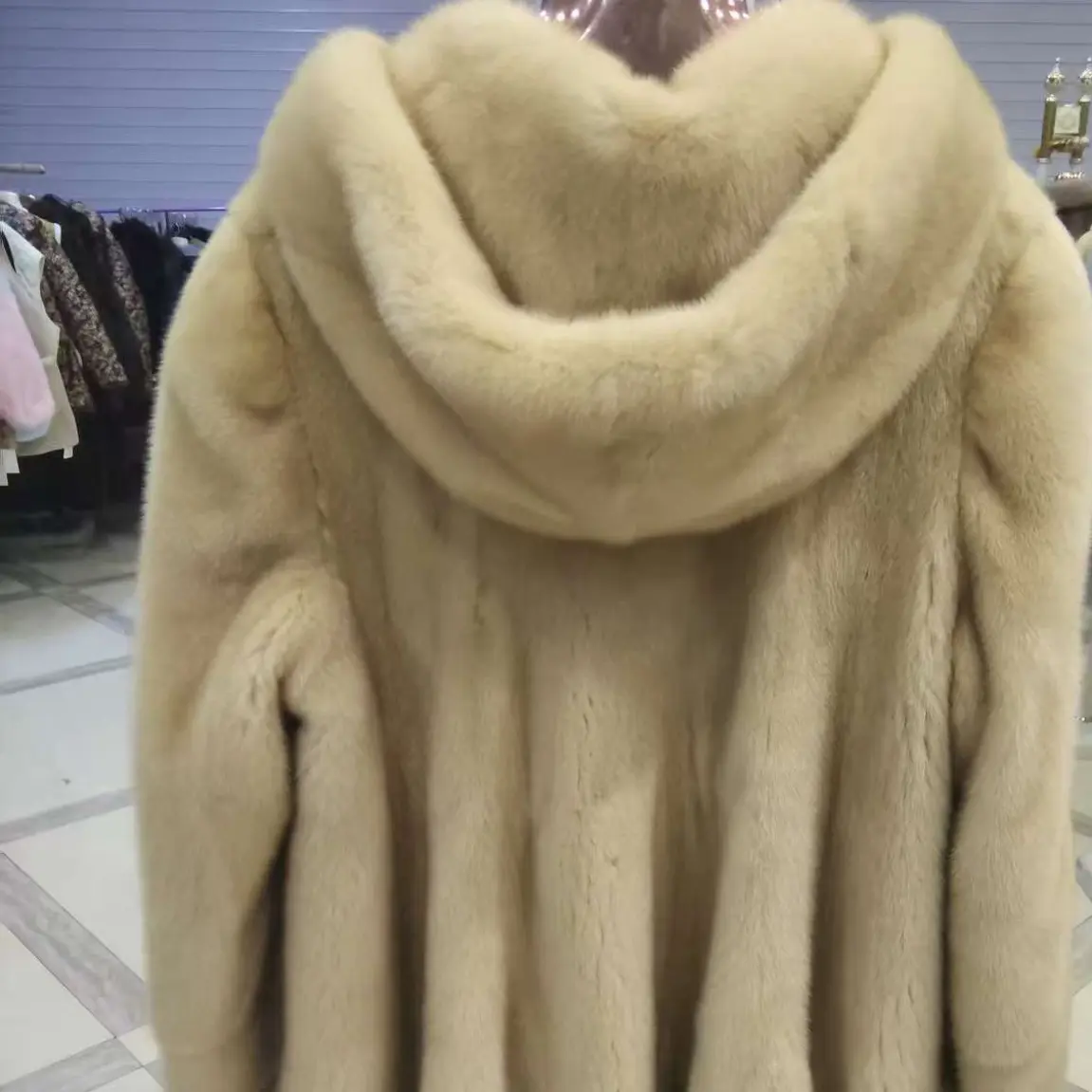 新款冬季女款米色显瘦气质皮草