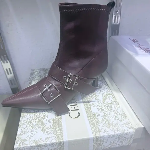 秋冬法式复古百搭皮带扣尖头细跟女士短靴显瘦