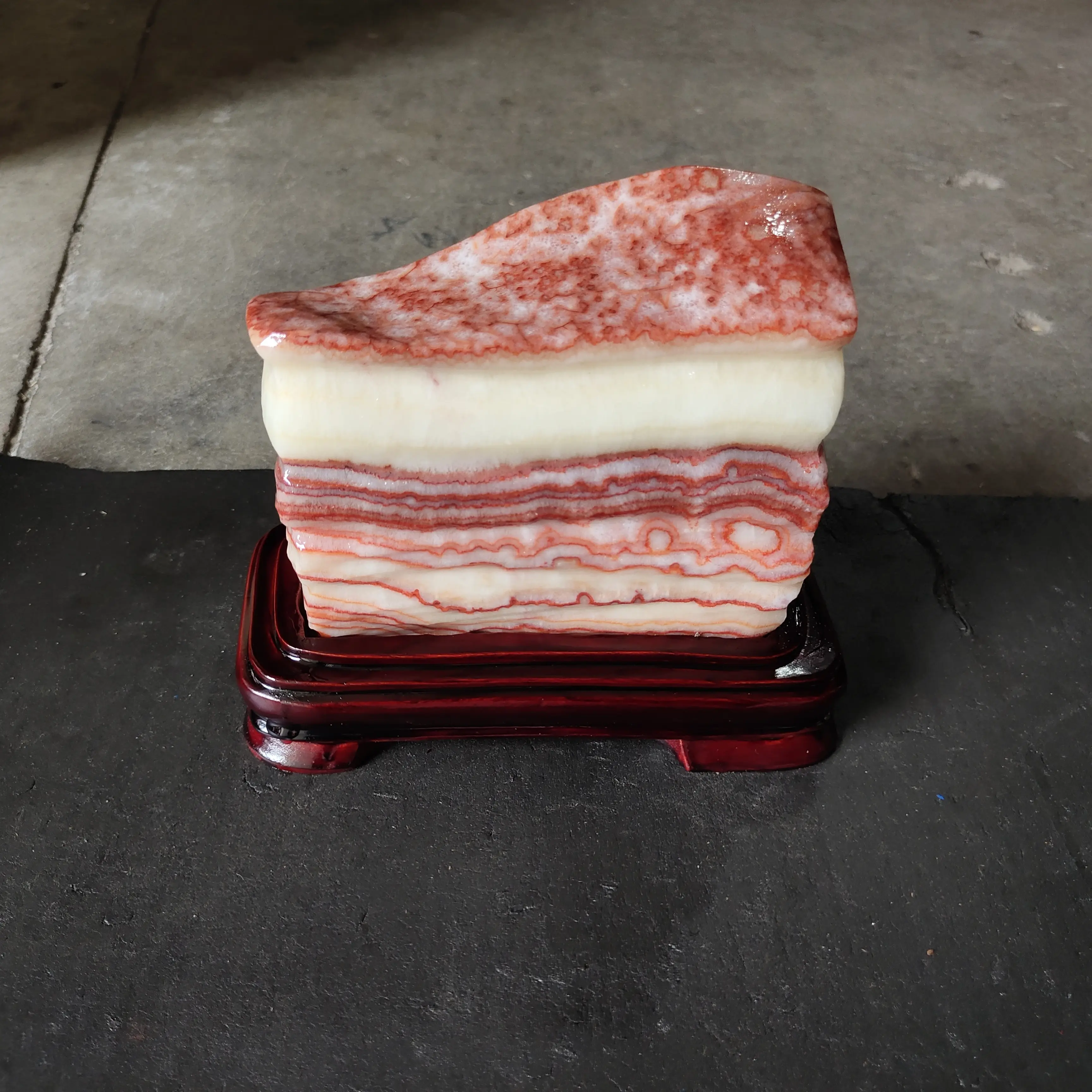 广西天然猪肉石家居摆件。石头长16*5*12含座长19高16cm.5斤