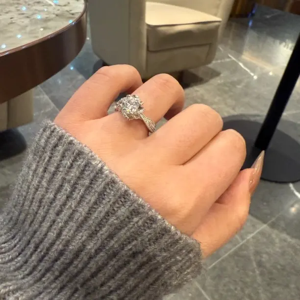 铜合金合成锆石戒指 铜合金锆石 1克拉钻戒气质轻奢时尚 闭口戒指