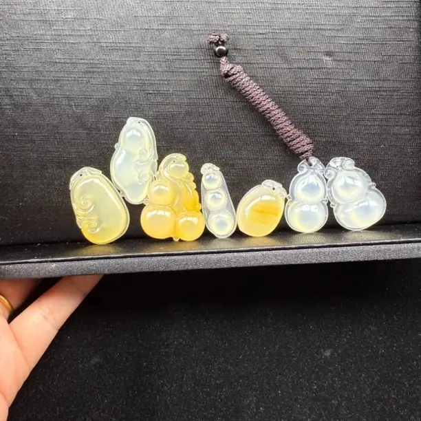 天然龙陵黄龙玉精品挂件（多样性发一个）