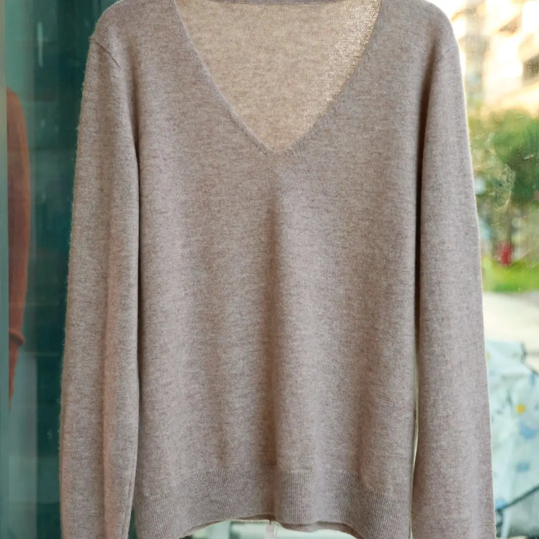 紫本V领原身出领羊绒衫