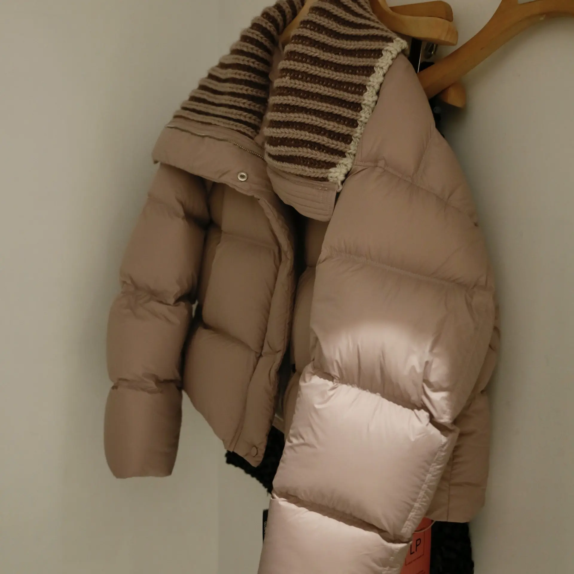 粉色针织拼接翻领短款白鸭绒羽绒服女冬季小个子