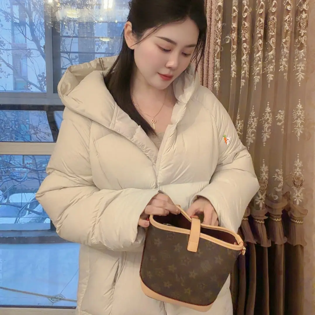 泡芙款连帽羽绒服 上身轻盈舒适 减龄百搭款