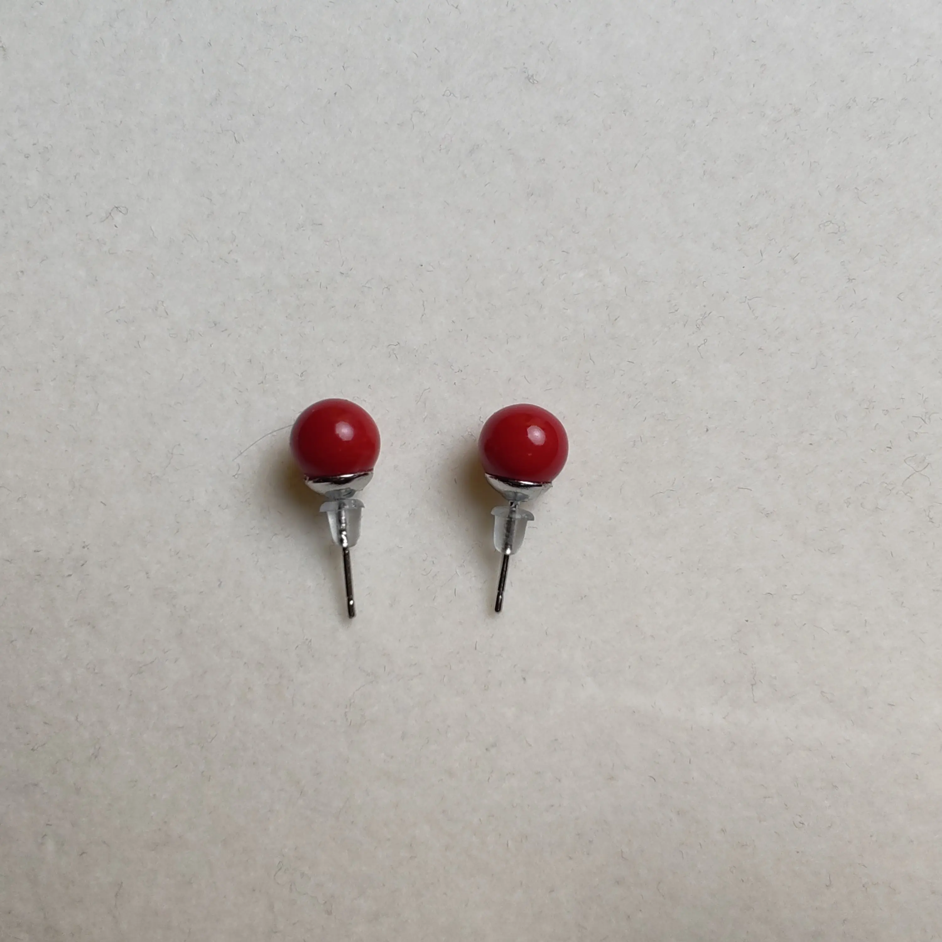 天然珊瑚圆珠耳钉