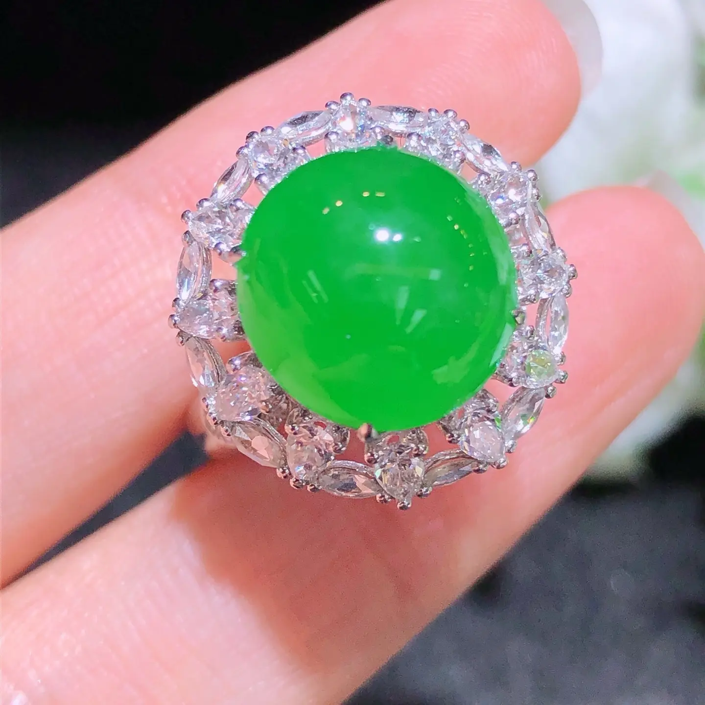 天然缅甸翡翠A货阳绿蛋面戒指18k金镶钻