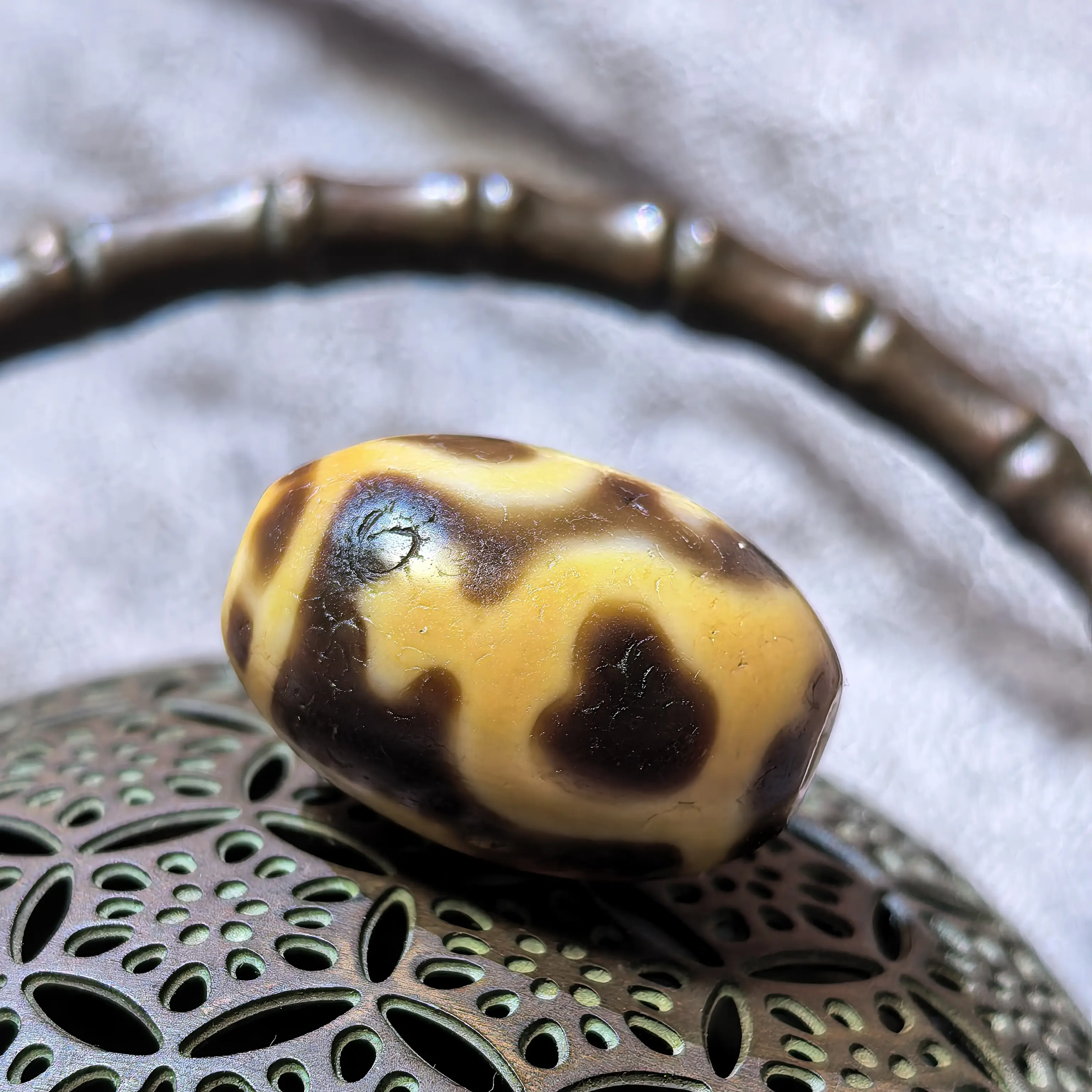 至纯牙黄宝瓶达洛玛瑙珠藏传文玩饰品油润23.9mm*17.8mm*15.7mm