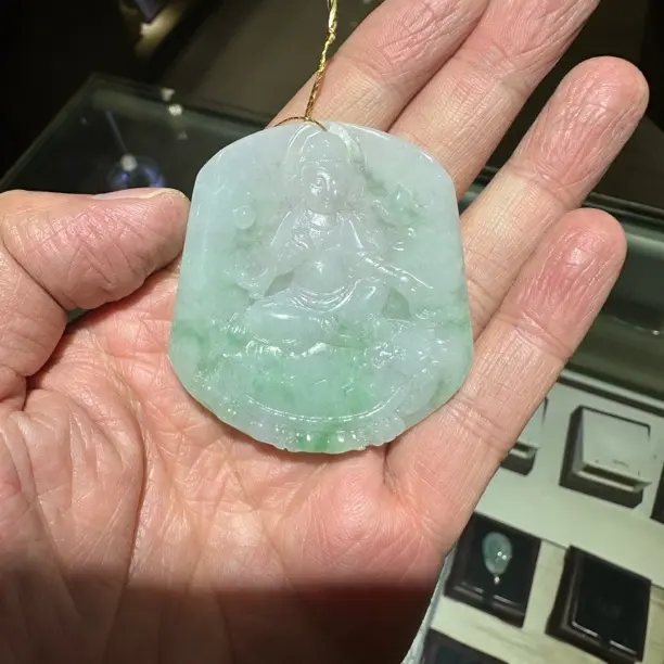 只买单纯的吊坠，没带链子，属的性质。大理石吊坠 天然A货