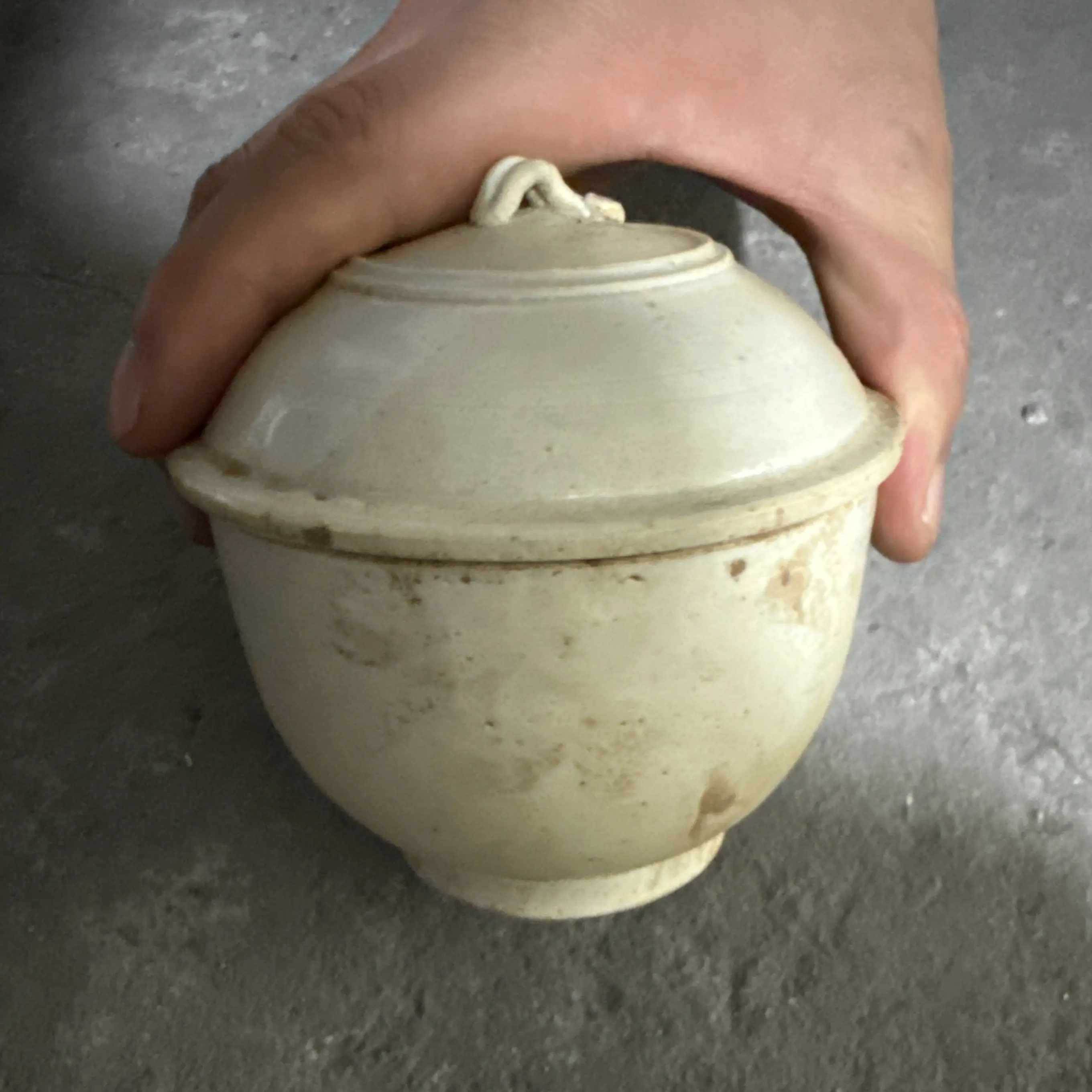 漂亮的小瓷罐素色