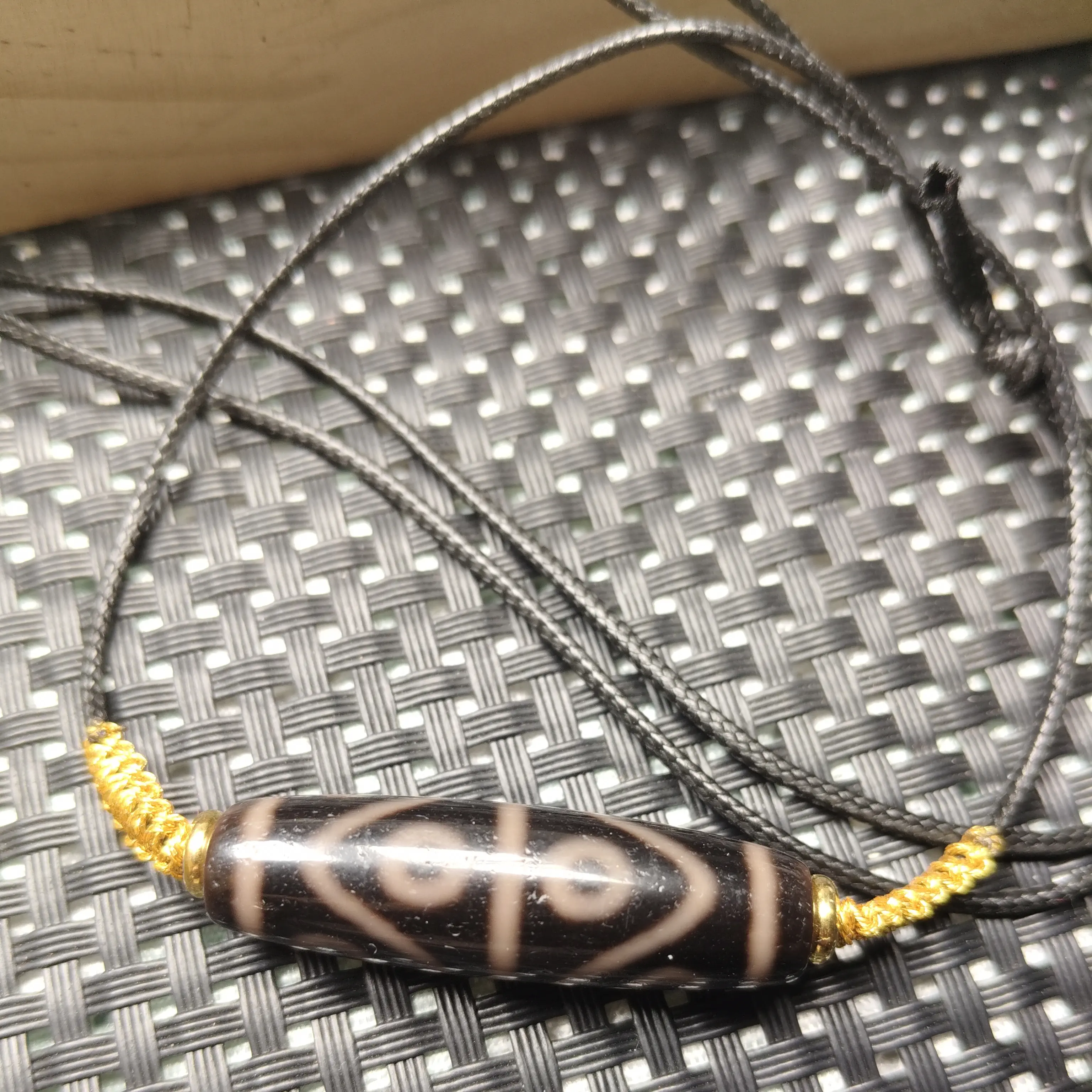 曲贡黑金水纹八眼天珠39×11.7