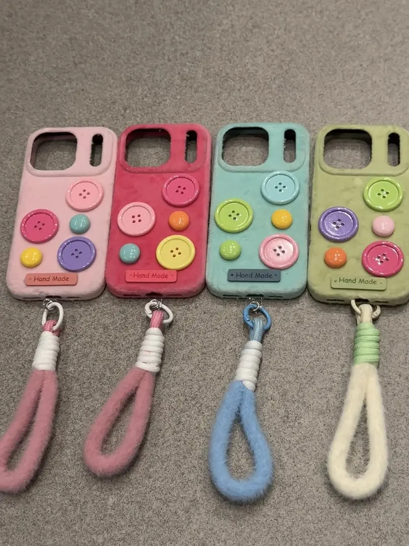 小众秋冬甜酷立体纽扣多巴胺毛绒硬壳适用苹果17Promax/16防摔壳