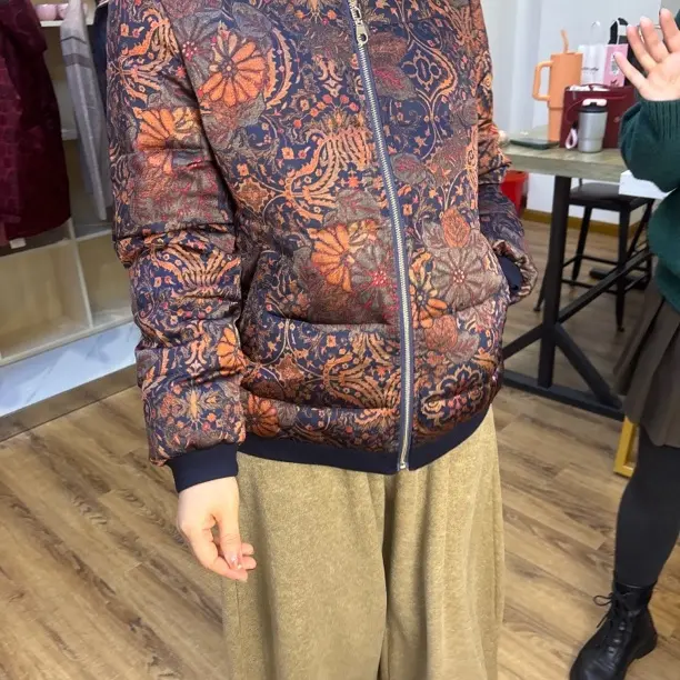 妙采女士冬季复古印花立领保暖羽绒服