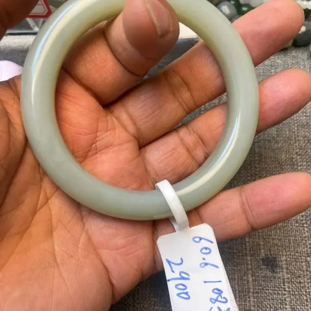 新疆且末近矿天然和田玉手镯