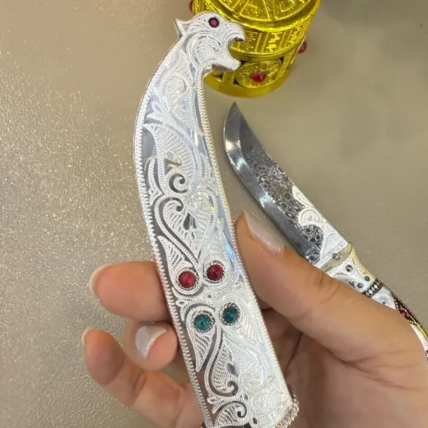 英吉沙银鞘虎虎生威花纹钢精美小刀收藏装饰