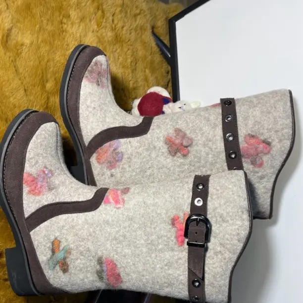 高筒冬季防滑浅灰色带小花花厚款羊毛靴保暖加毛绒柔软