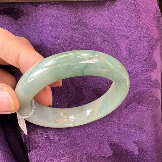 飘花浅绿精美百搭女款翡翠手镯53.5胶底