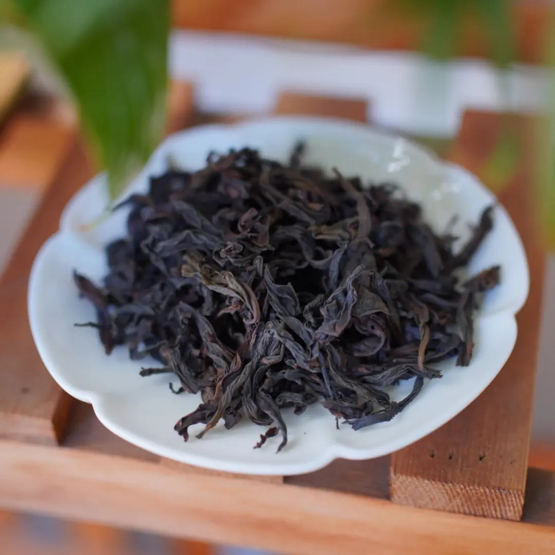 大红袍，条索紧结，香气高扬，汤色橙红