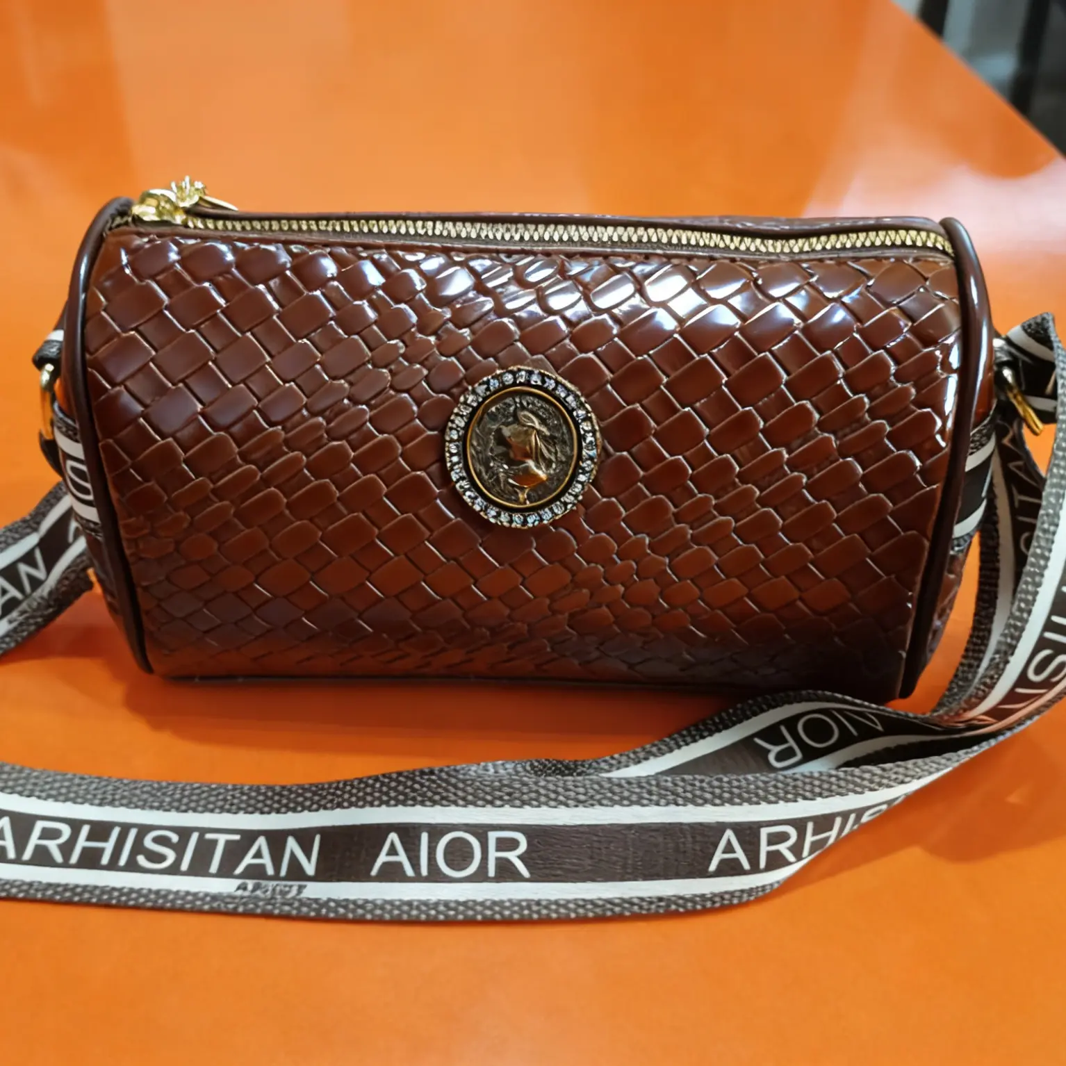 - 复古编织纹棕色圆筒包 镶钻金属扣时尚斜挎包