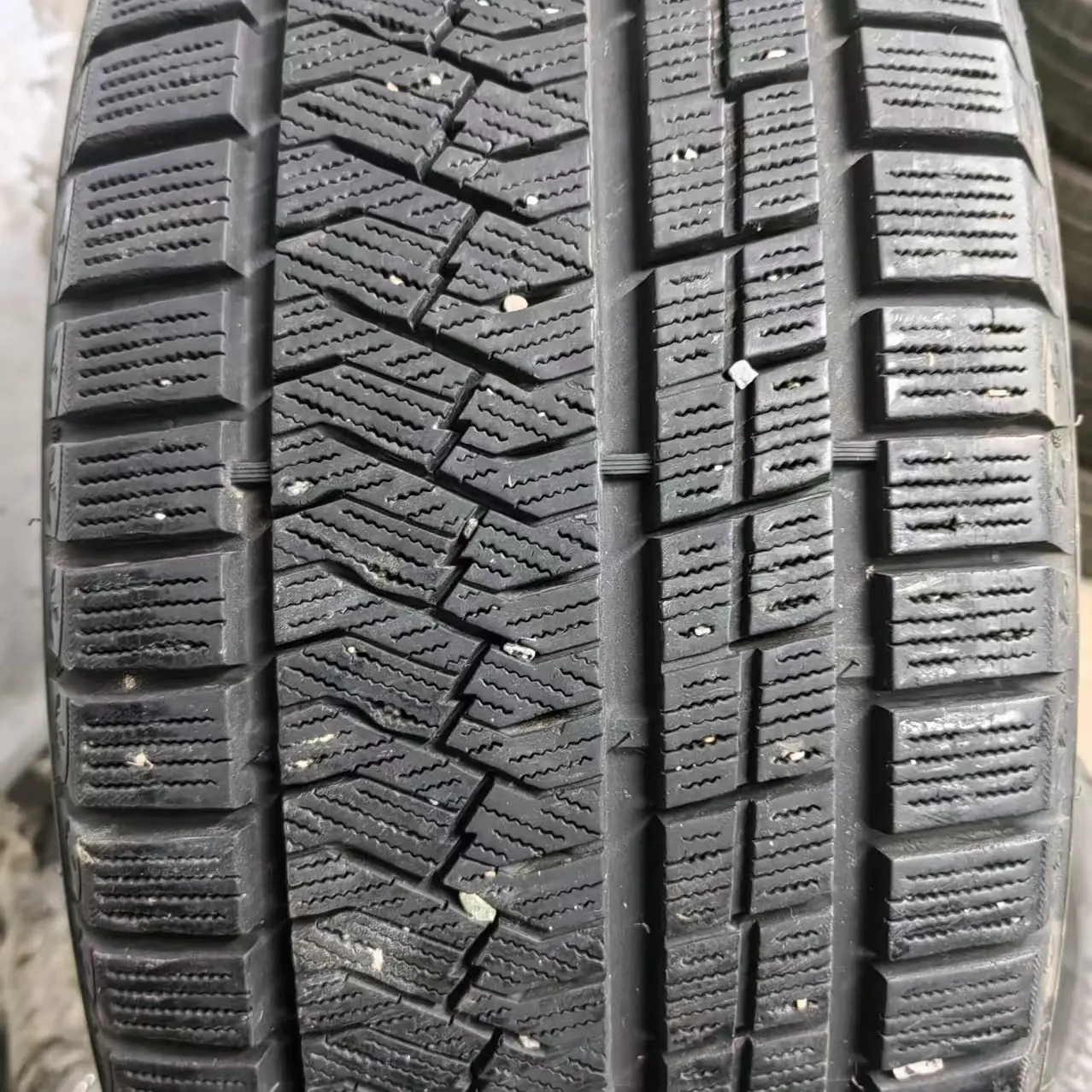 适配多款车型的汽车轮胎225/50R18 HP200花纹