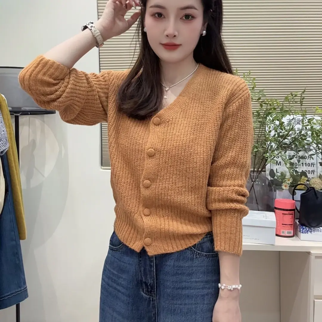 【维维66女装】包扣纯色毛衣