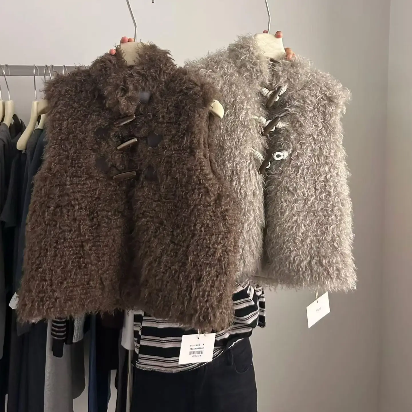 实体女装店扣号毛毛保暖宽松无袖马甲女外搭