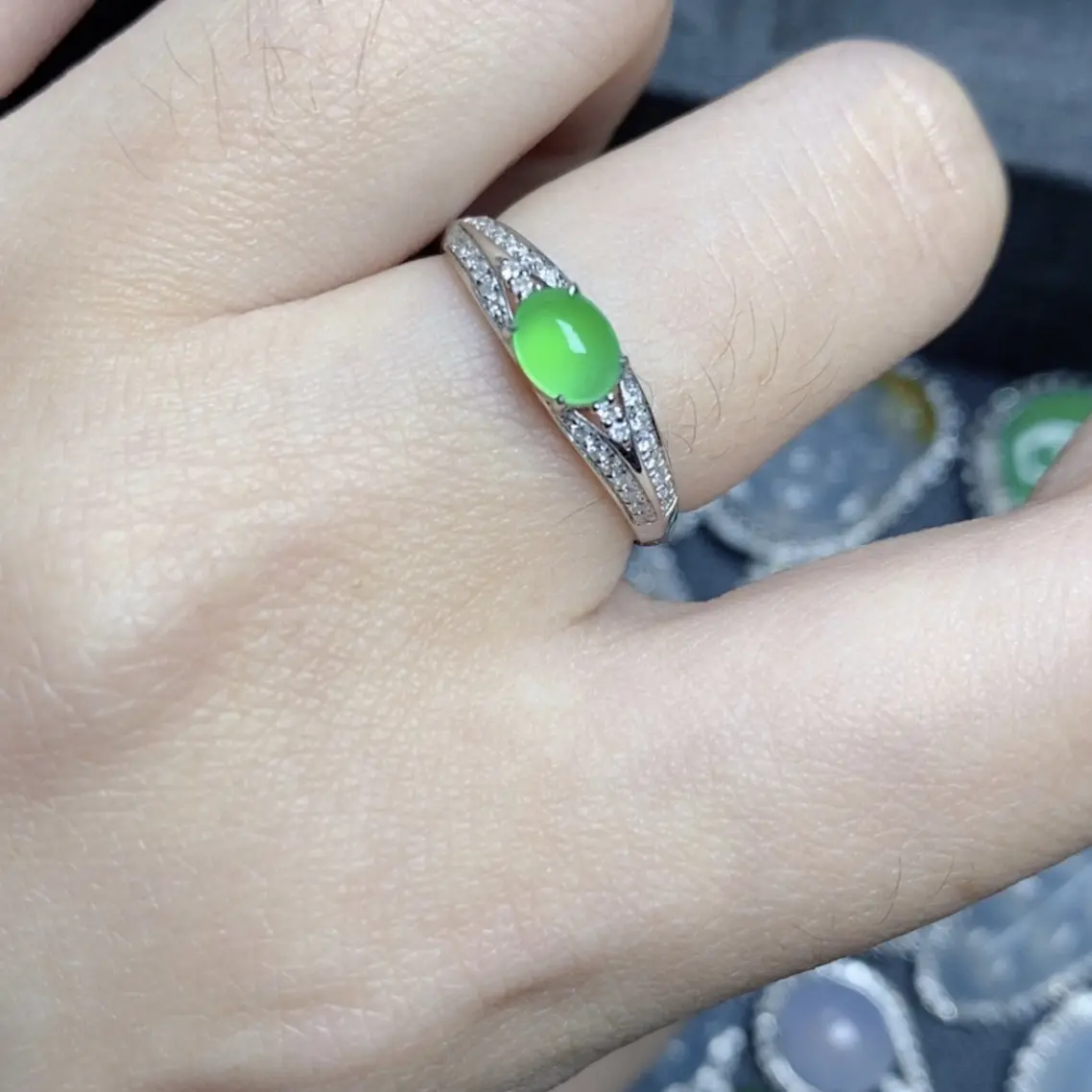 18K金镶嵌天然翡翠A货戒指