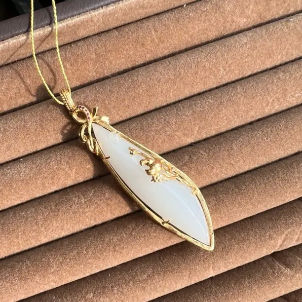 白玉随形镶嵌挂件