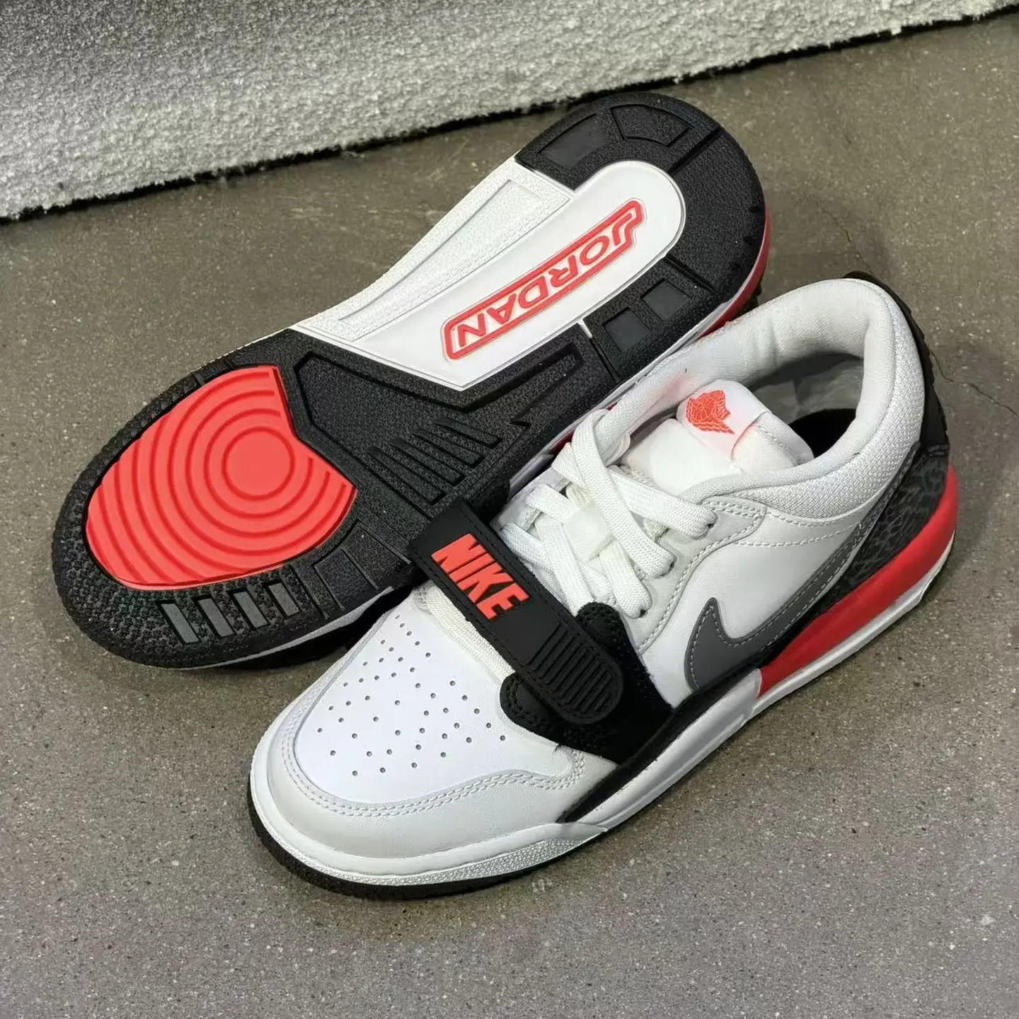NIKE/耐克乔丹AJ312(GS)低帮大童白红时尚运动休闲鞋 CD9054113