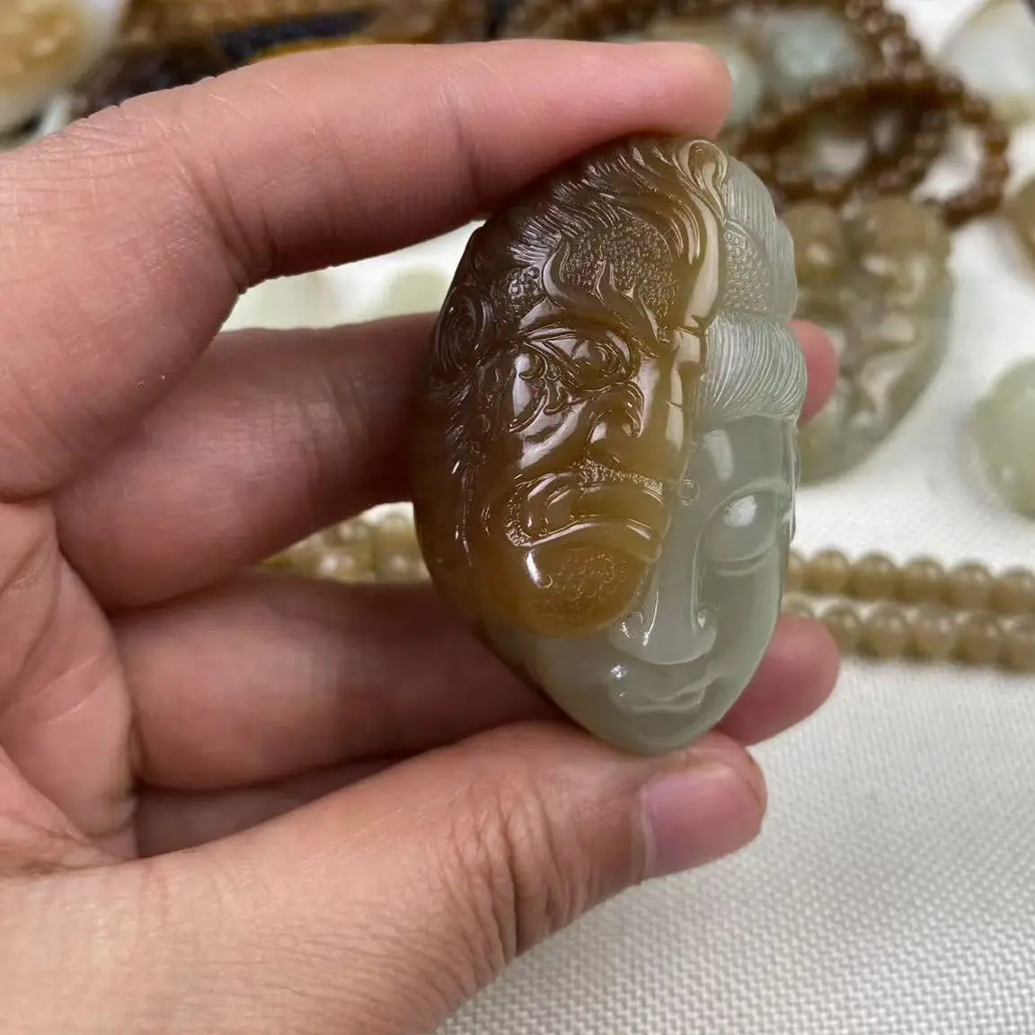 新疆和田玉且末糖佛魔一念挂件俏色巧雕一念间把件53*33*25重60g