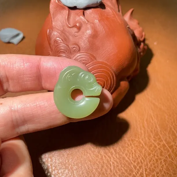 和田玉精雕猪龙平安守护挂件