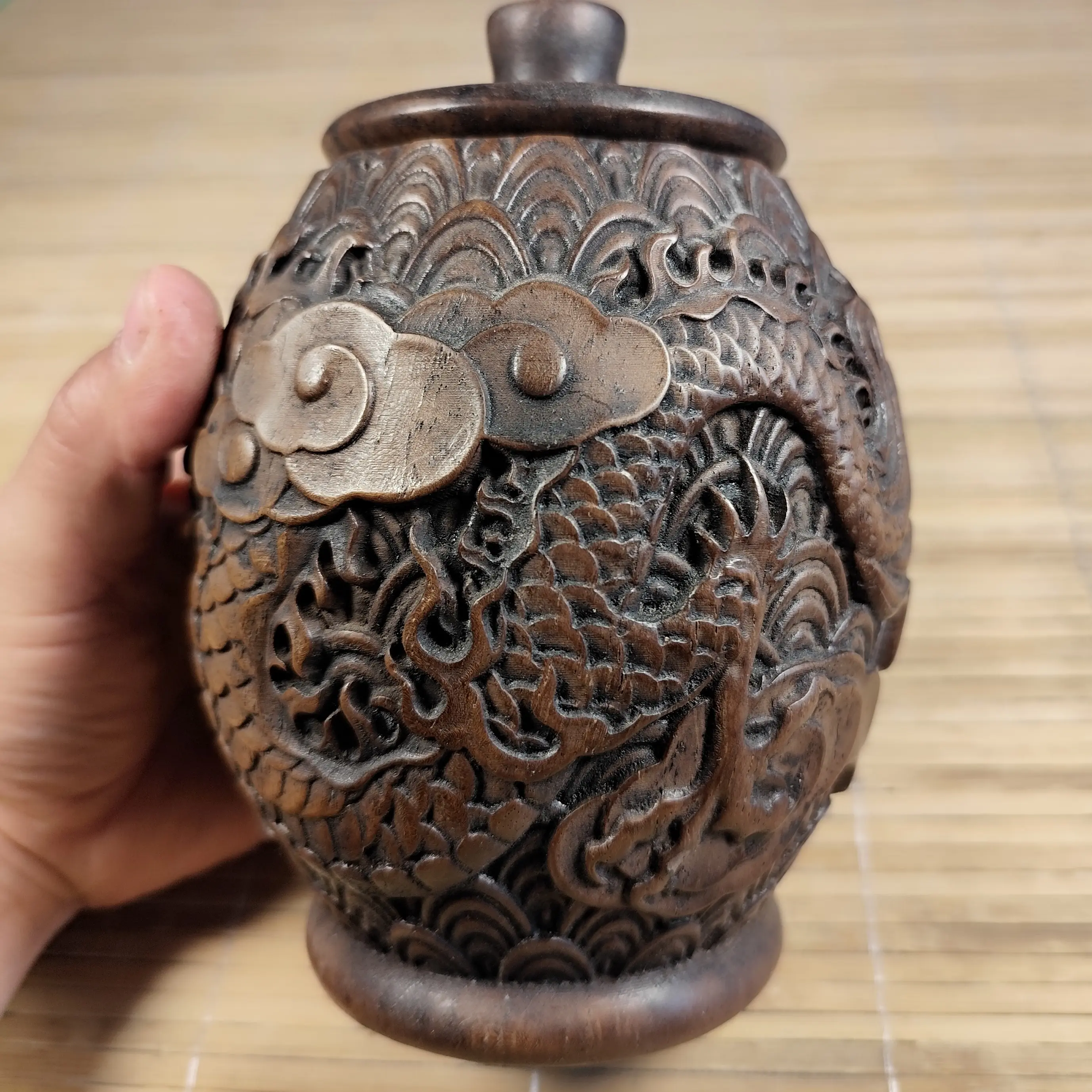 花梨木茶叶罐，雕龙纹图案，