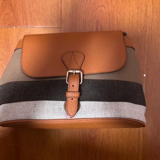 经典百搭耐磨麻料拼皮材质单肩。黄麻元宝包