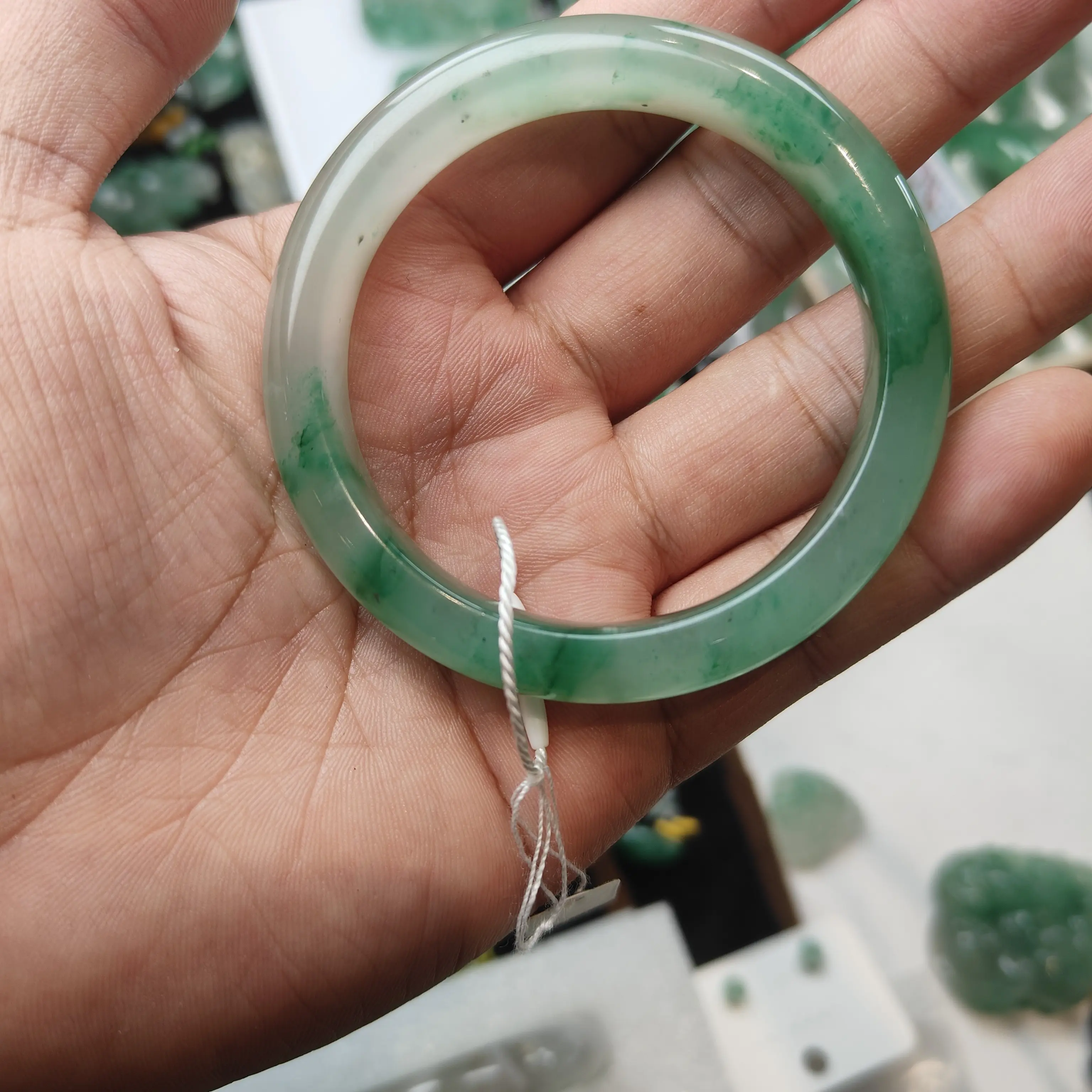 冰透飘花天然石英质玉非洲翠手镯圈口56