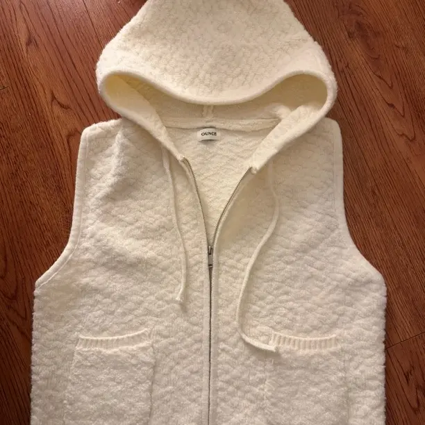 韩系米白色连帽针织马甲女装设计感高级休闲百搭无袖上衣