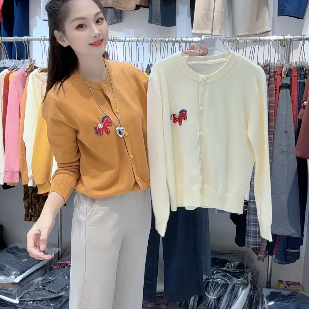 4075小马刺绣圆领毛针织开衫衣