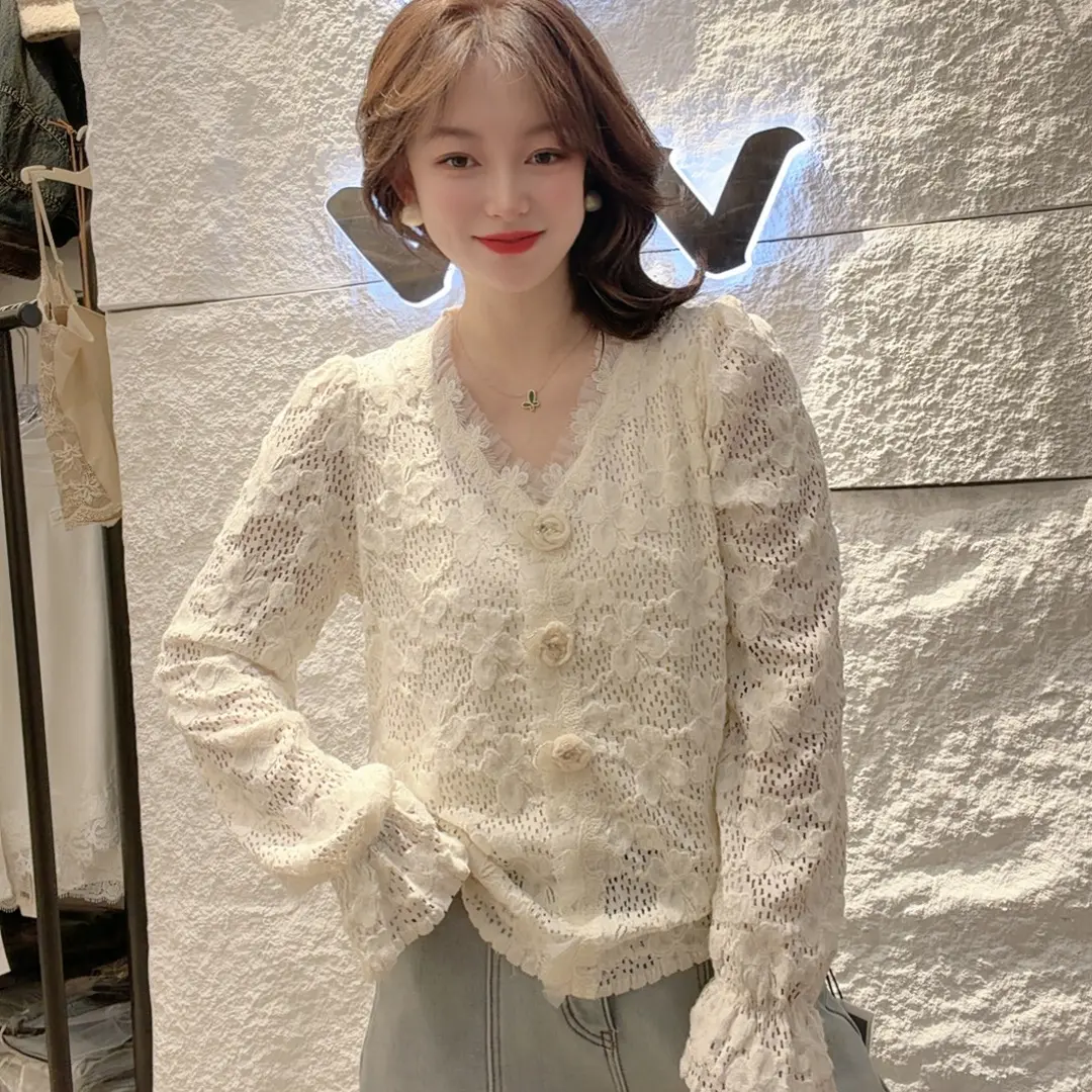 2025新款重工V领3朵小花长袖蕾丝衫女气质内搭设计感