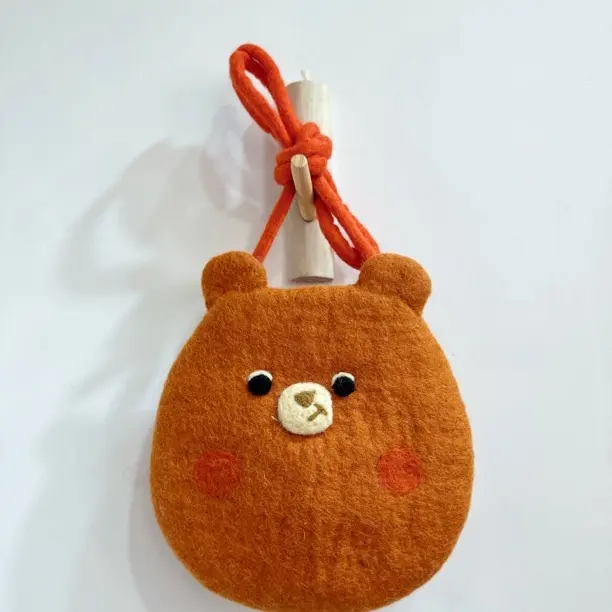 可爱有趣的毛毡小熊斜挎背包