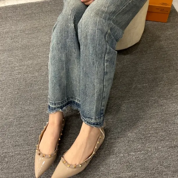 铆钉内增高单鞋女尖头浅口漆皮法式百搭通勤裸色女士平底鞋子女