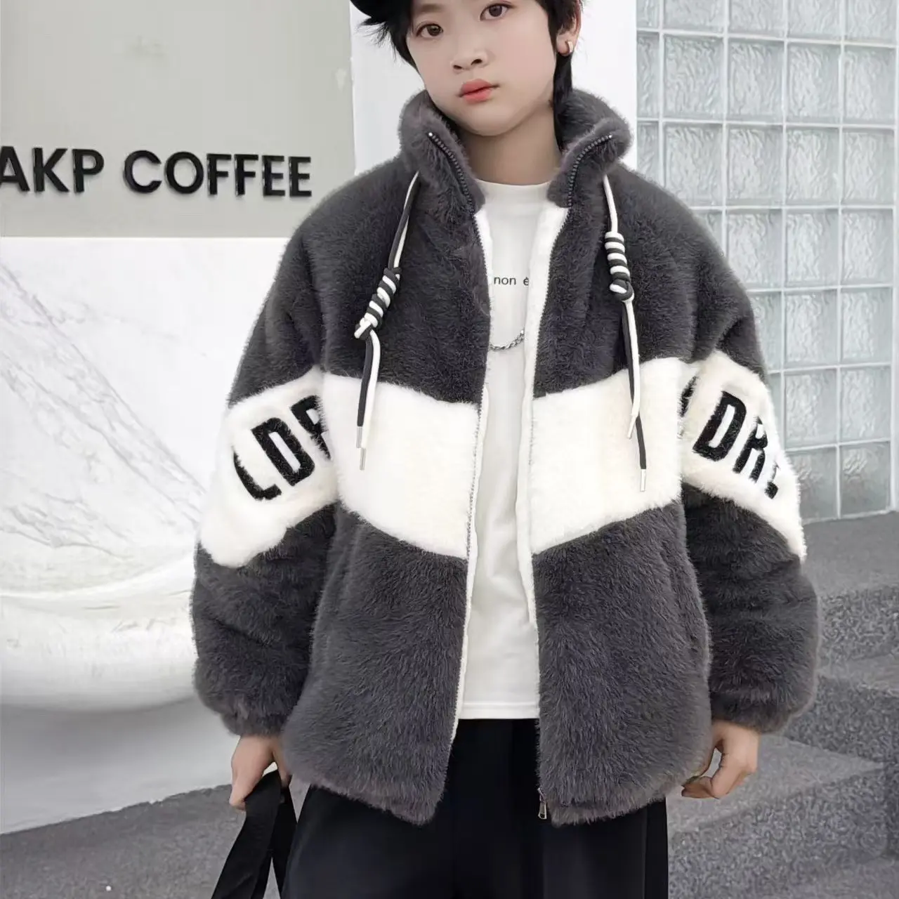 男大童2025新款冬季加绒男孩拼色毛衣新年服儿童毛毛外套貂绒