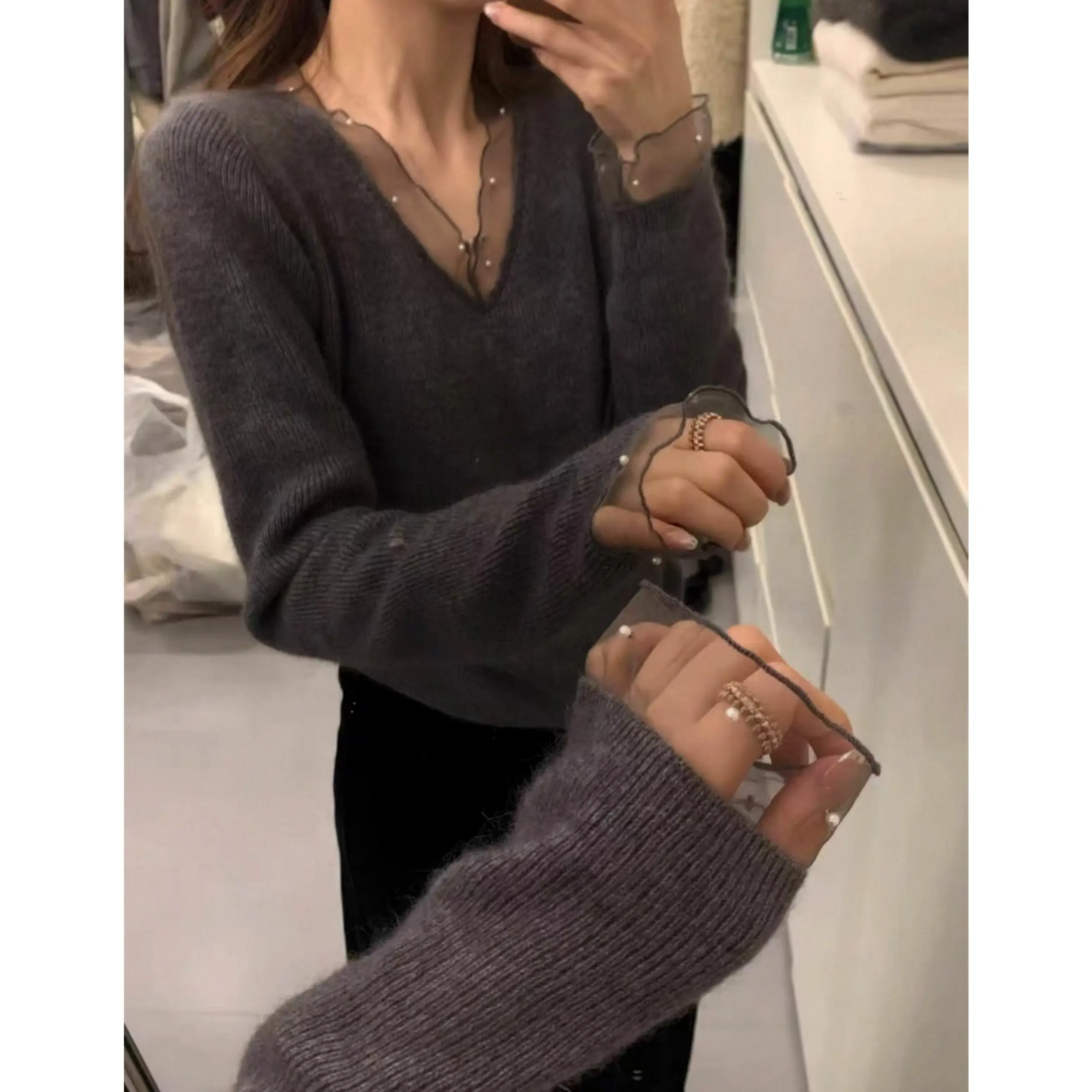 A东大门韩系钉珠蕾丝拼接V领百搭显瘦针织打底衫4486