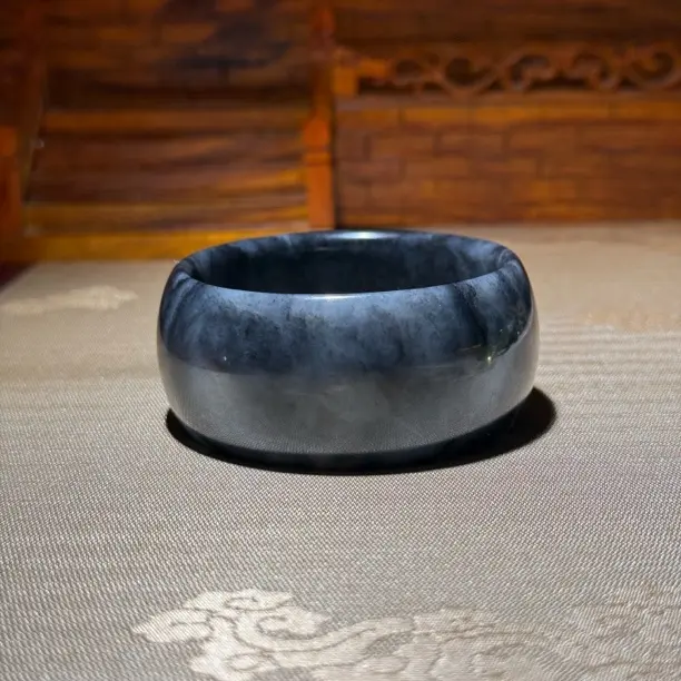 新疆和田玉青花轮胎镯