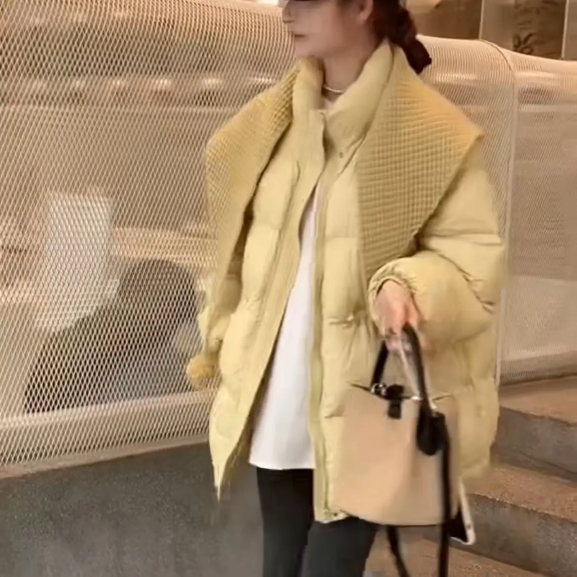 奶黄色针织披肩立领加厚保暖白鸭绒女冬季新款外套