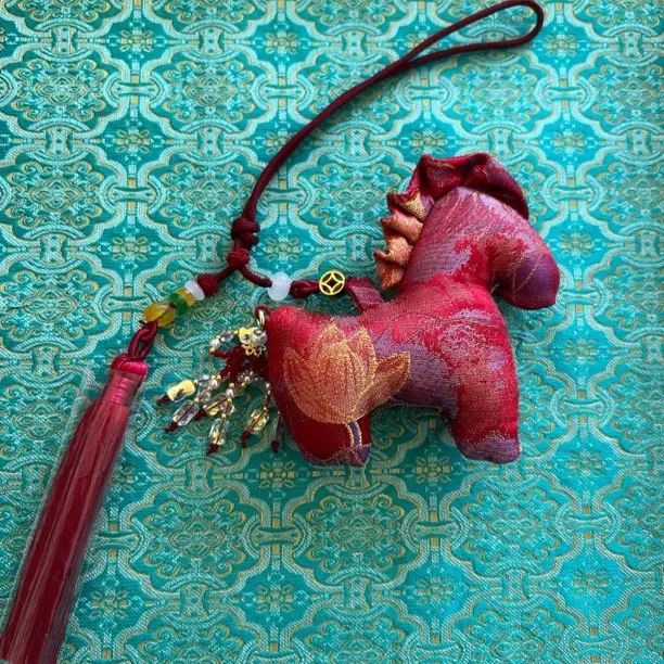 创意高品质马年宋锦包挂不退不换颜色随机发