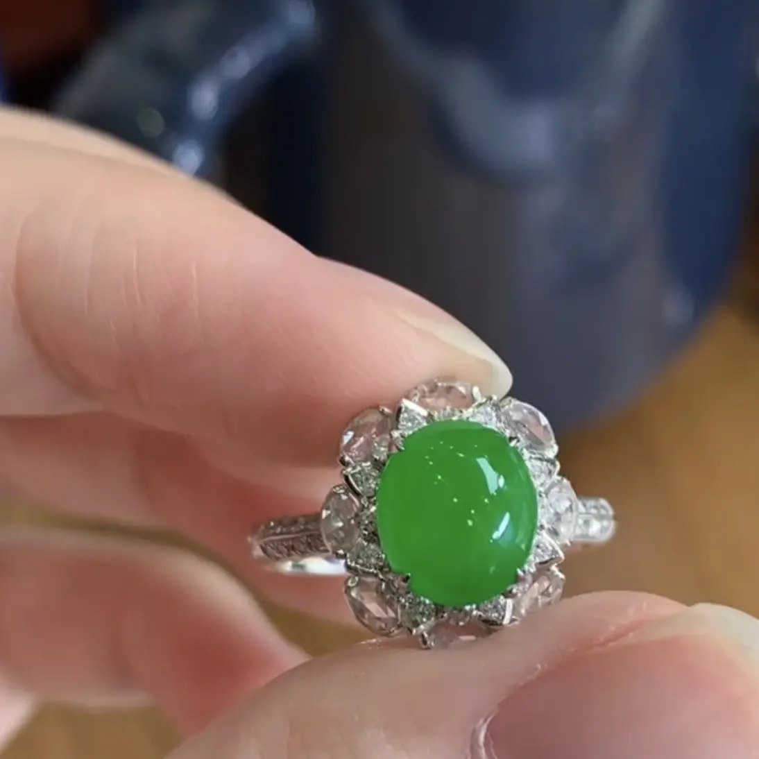 18k金镶嵌翡翠绿蛋面戒指